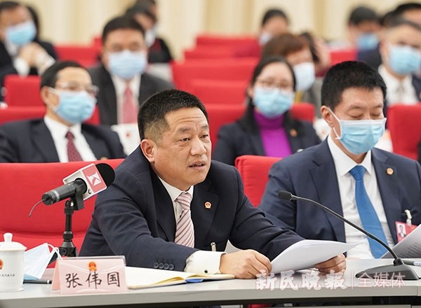 图说:市人大代表张伟国发言在上海的未来蓝图中,将打造成国内大循环的
