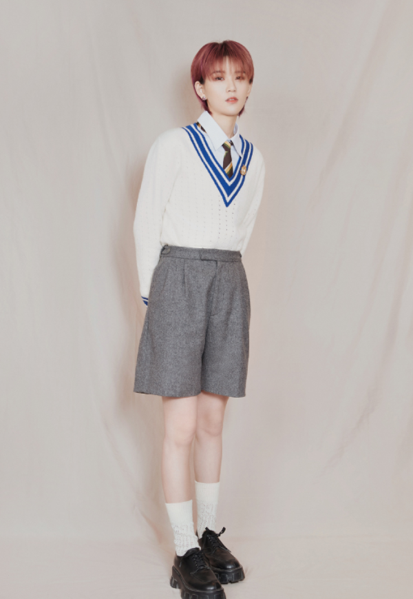 陆柯燃路透照流出穿黑皮夹克配哆啦a梦内搭秀出1米8大长腿又酷又帅