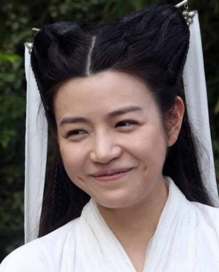 还有一位女星,就是蒋欣,她出道以来就因为骨架大,被称为是微胖界的