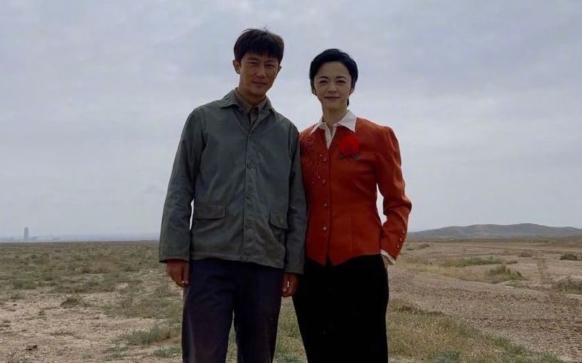 姚晨发布的和闫妮,黄轩合影.