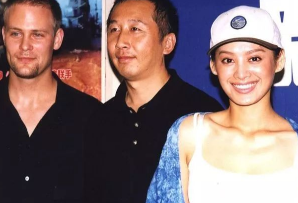 离婚8年宁静携21岁混血儿子现身儿子长相帅气外形随美国父亲