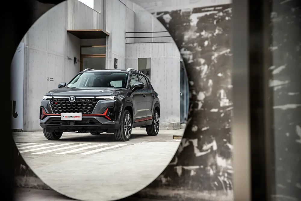 和级别严重不符 全新cs35plus高调亮相 强到不像颜值派 腾讯新闻