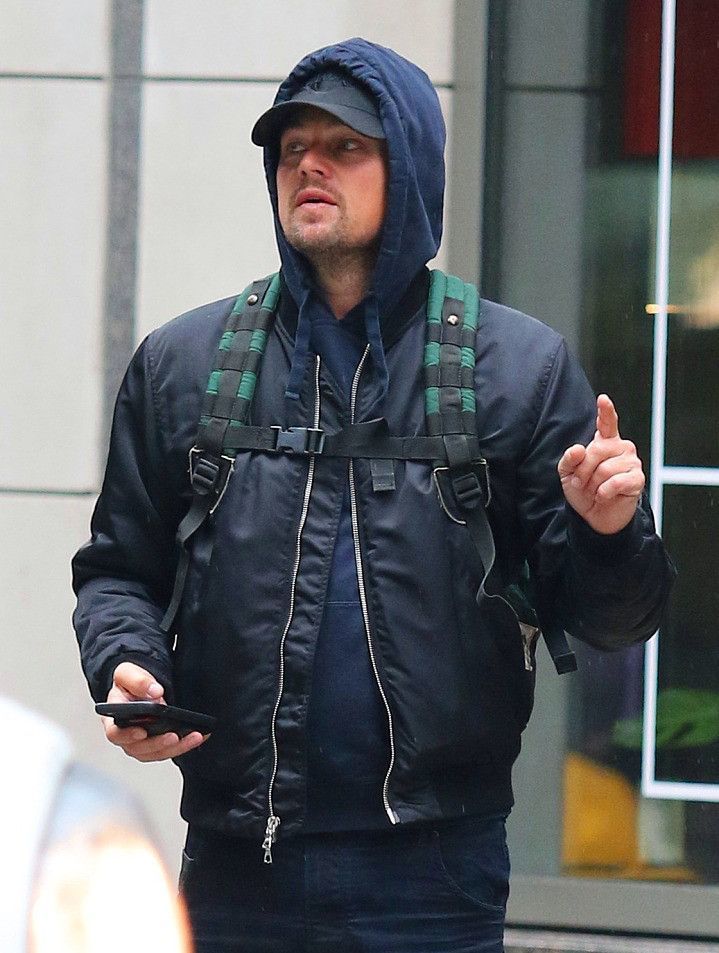 47岁莱昂纳多真敢穿始祖鸟羽绒服配拖鞋还意外撞脸高晓松