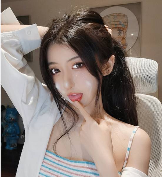 不得不承认,呆妹儿的身材与颜值果然得天独厚,明明就一件夏季吊带背心