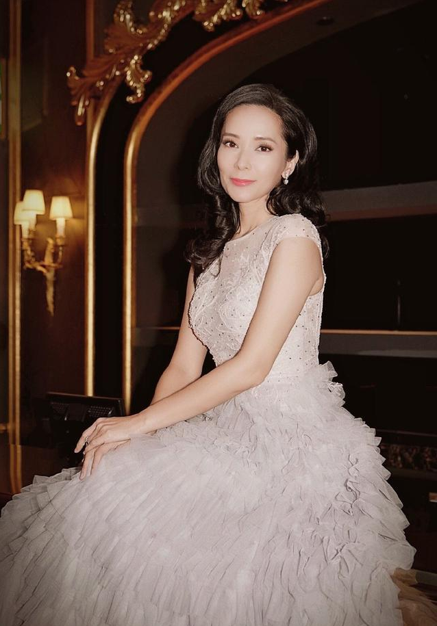 郭羡妮在无修镜头中也变老了但气质仍然高级让人挺羡慕的