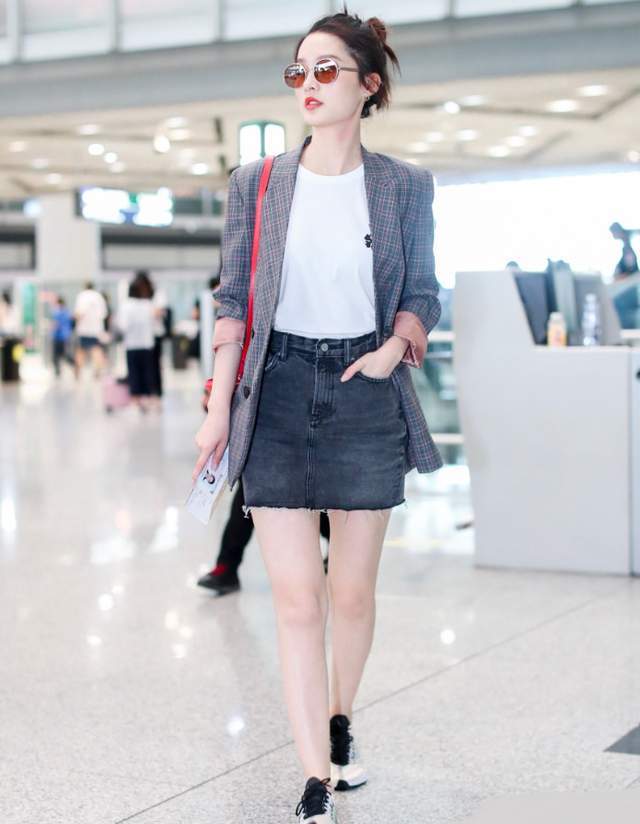 37岁姚笛无戏可拍,身穿格子西装硬凹时尚感,精修照看着也很憔悴