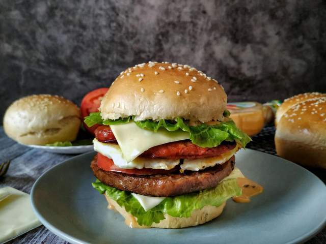 鸡蛋40克,白砂糖50克,食用盐2克,酵母3克,黄油20克,牛排1个,煎蛋1个