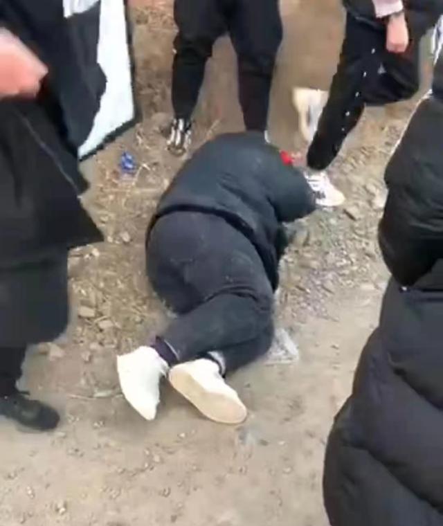 5个男生殴打1个男生原以为是打架不成想其中还有秘密