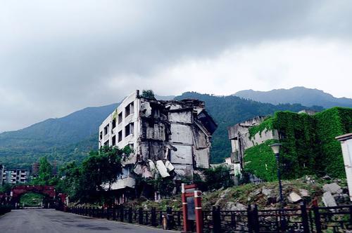 導遊怒懟參觀汶川地震遺址嬉笑遊_騰訊新聞