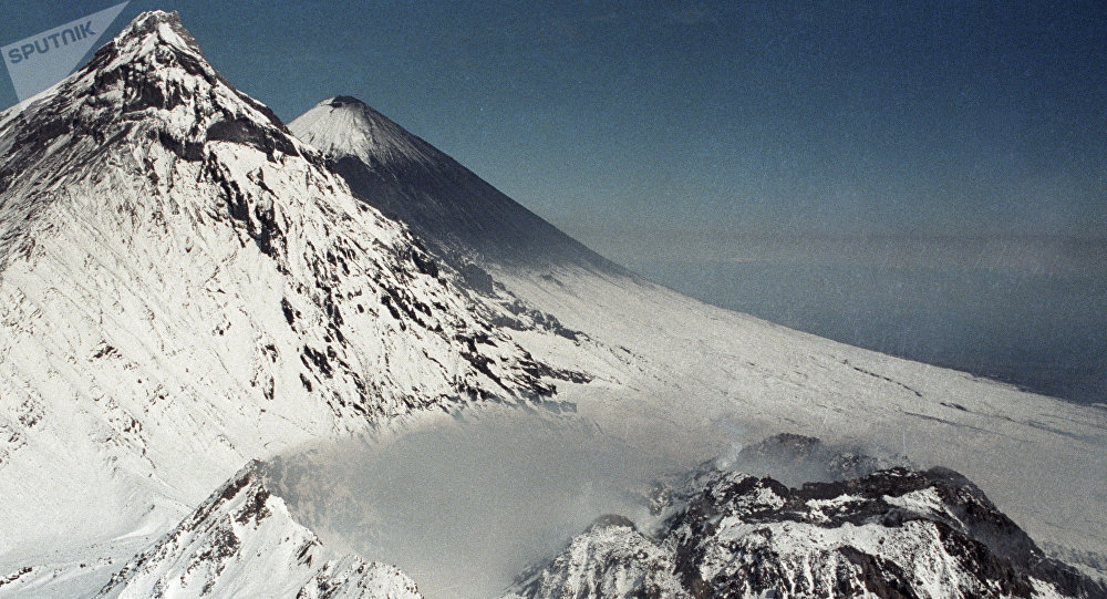 俄克柳切夫火山喷发后火山口边缘坍塌 发生系列雪崩_腾讯新闻