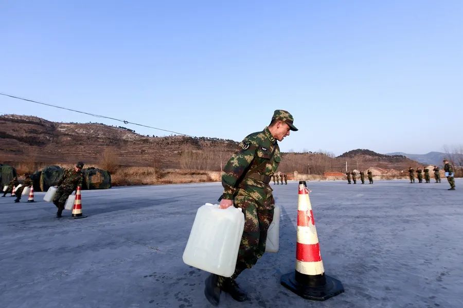 哼 哼 哈 嘿 看兵哥哥冰天雪地里的 热火朝天 腾讯新闻