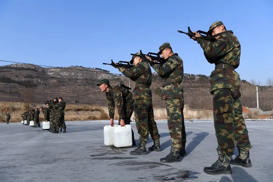 哼 哼 哈 嘿 看兵哥哥冰天雪地里的 热火朝天 腾讯新闻