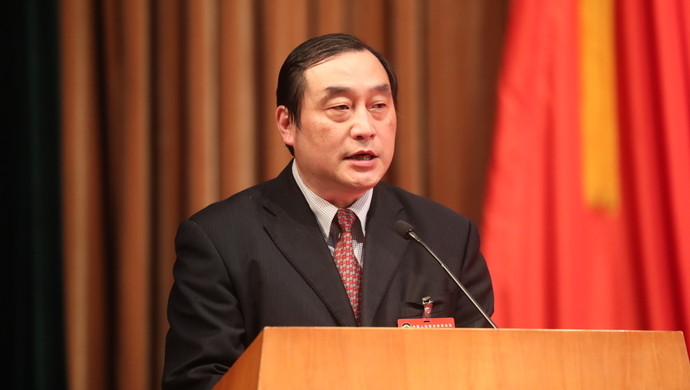 "市政协委员张伟滨代表民进上海市委员会在大会发言指出,教育部门统计