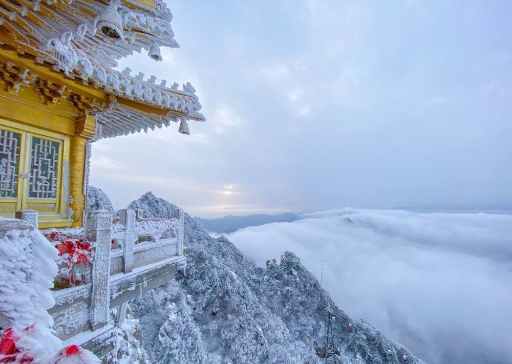 老君山爆火雪景美如仙境泡麵桶卻堆積如山遊客景區誰的錯