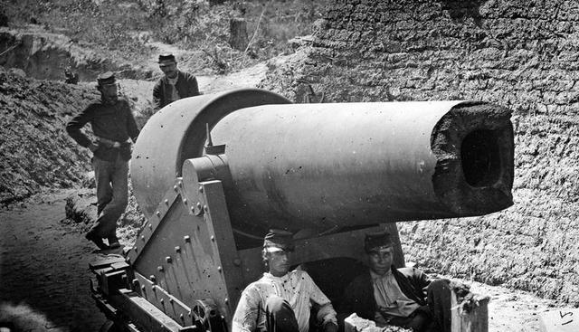 十张武器炸膛后的惨状,坦克炮管被炸成麻花,步枪枪管被炸成条状