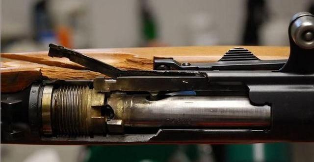 十张武器炸膛后的惨状,坦克炮管被炸成麻花,步枪枪管被炸成条状