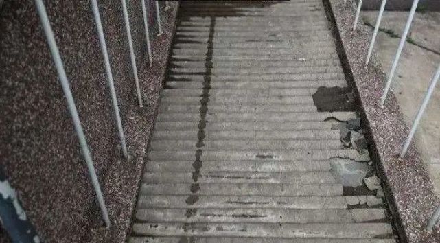 究其原因,是因为无障碍通道上有很多小锯齿状的设计,轮椅走上去很颠簸