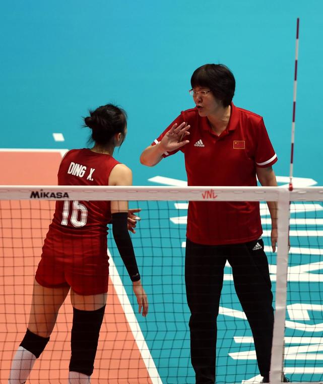 听我说谢谢你因为有你中国女排16号丁霞的卡通形象被画在防护服上