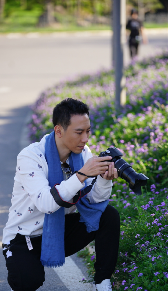 不少老兵身体不好,经济困顿,赵波与剧组很多演员一起,发起成立了"志愿