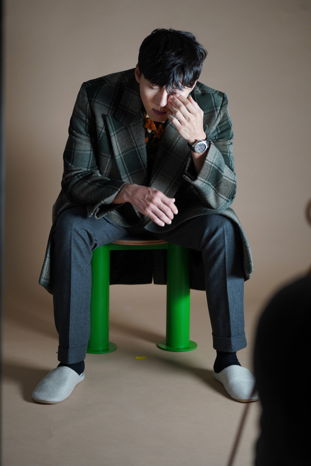 38岁玄彬上台领奖,185身高把西装穿出超模范,孙艺珍眼光真好