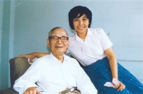 他一生最疼2个儿子,晚年却只有女儿为他送终,儿子:有她没我