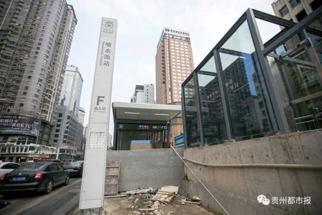 处往紫林庵方向龙泉大厦楼下,则是还在施工中的喷水池地铁站e出入口
