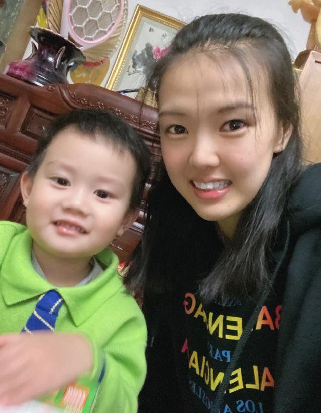 而有网友偶然刷视频,也刷到了宝宝张常宁自己拍摄的视频,是她逗自己小