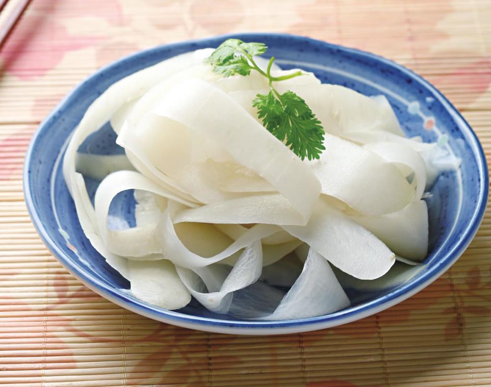 萝卜皮这样做,上桌比肉还受欢迎,酸酸甜甜,脆脆的,特下饭