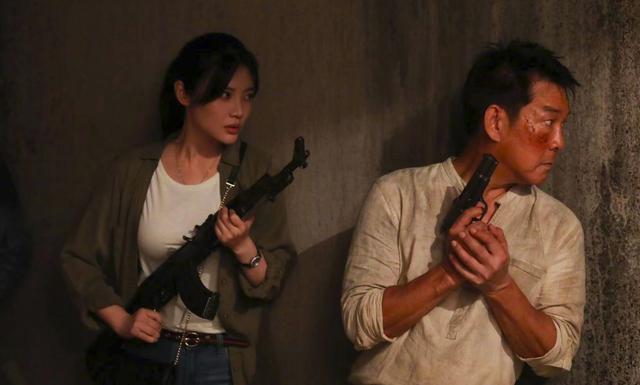 好在元彪现在回归影视圈,从元彪最新电影放出的预告来看,元彪在剧中的