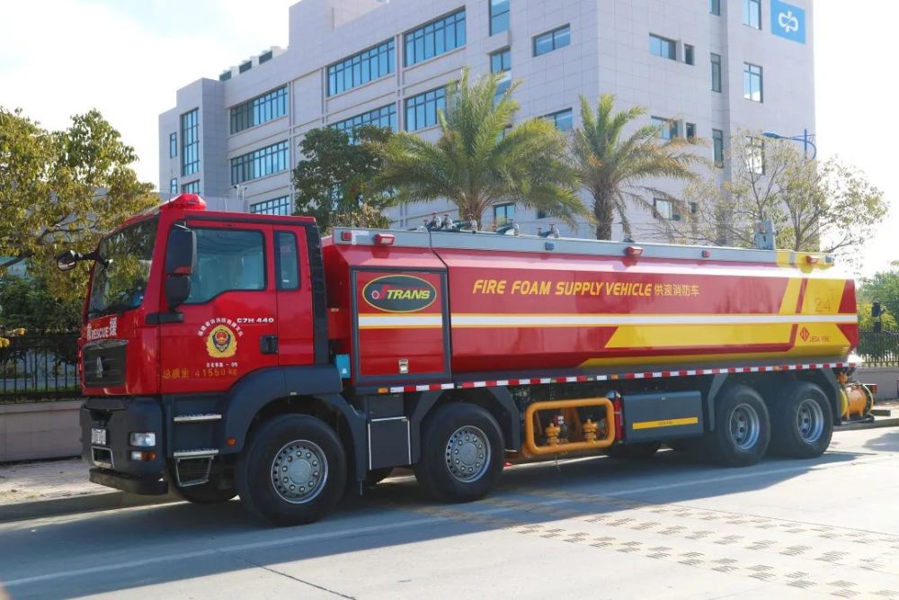 供液消防车的主要装备是泡沫液罐及泡沫液泵装置,是专给火场输送补给