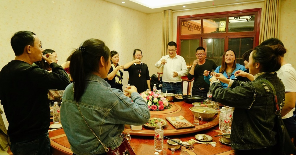 饭局上和领导相处要学会适当装傻明白看破不说破的道理
