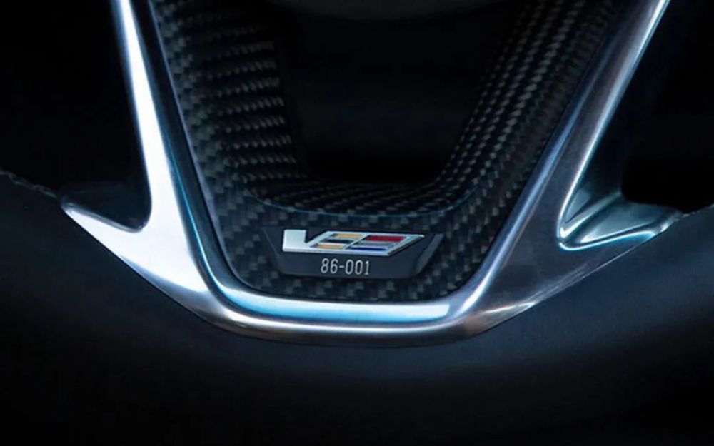 凯迪拉克两款高性能车将于2月1日发布 拥有专属编号方向盘图3