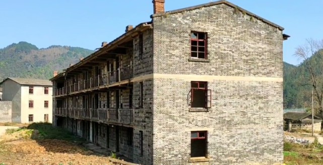 贵州废弃的军工研究所级别正厅研制雷达旧址建起了足球小镇