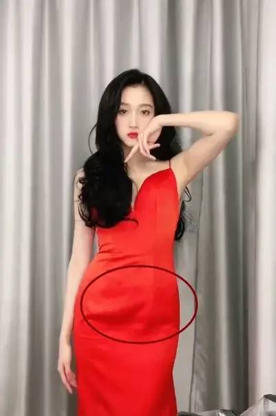 关晓彤好事将近?在家穿液体裙拍手势舞,却因"小腹隆起"引热议
