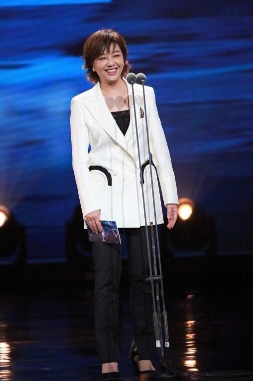 53岁刘蓓江珊有韵味穿皮草搭连衣裙保暖贵气西装搭西裤也高级