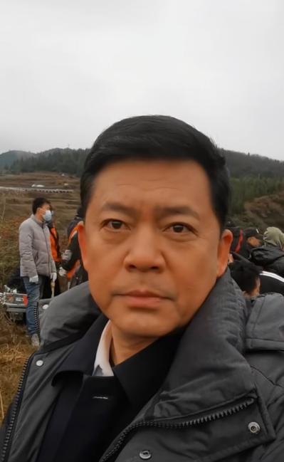 58岁赵刚曝拍戏现场开美颜仍满脸皱纹央视爆火后再无经典