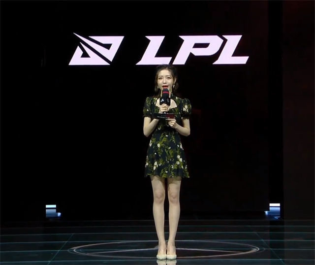 希然身穿墨绿短裙又一位lpl腿精诞生了