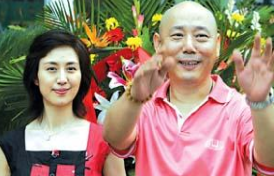 48岁史依弘近况曝光外出背千元奢侈包曾恋上大18岁李诚儒