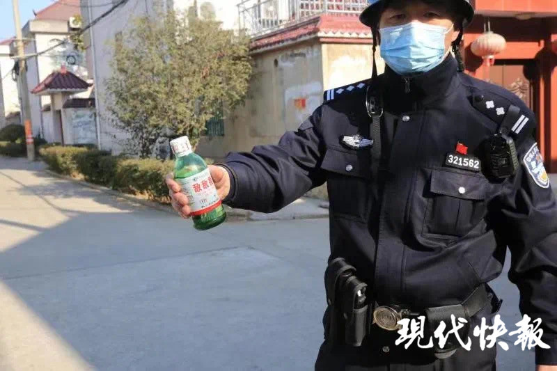 "老赖"把80多岁老父亲接到被法拍房屋,妻子拿着敌敌畏妨碍执行