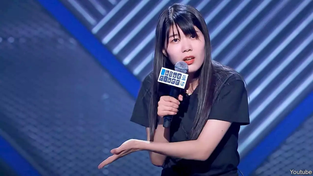 在脱口秀大会的一期节目中,杨笠的一句"他们那么普通却那么自信"更是