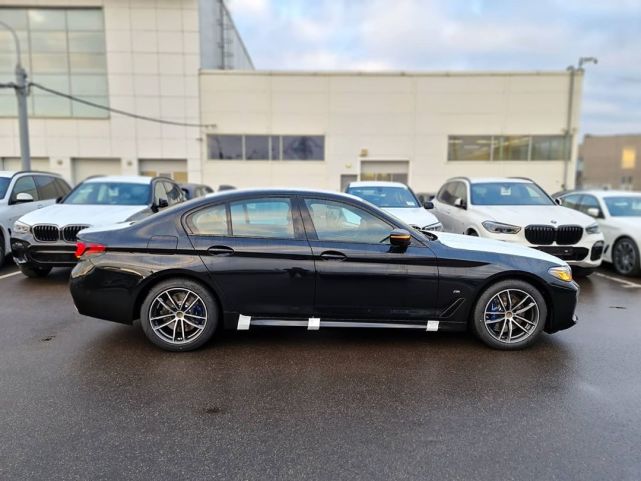 搭载20t发动机以及48v轻混系统新款宝马530i实车