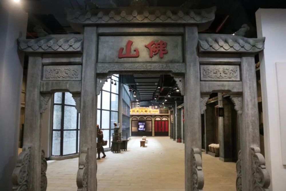 佛山古镇历史风貌展示馆主要以佛山古镇的历史发展为脉络,分为冶铸