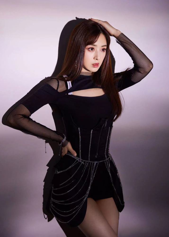 张含韵穿搭厉害了黑色系连衣裙搭配玫红色妆容特有网红范儿