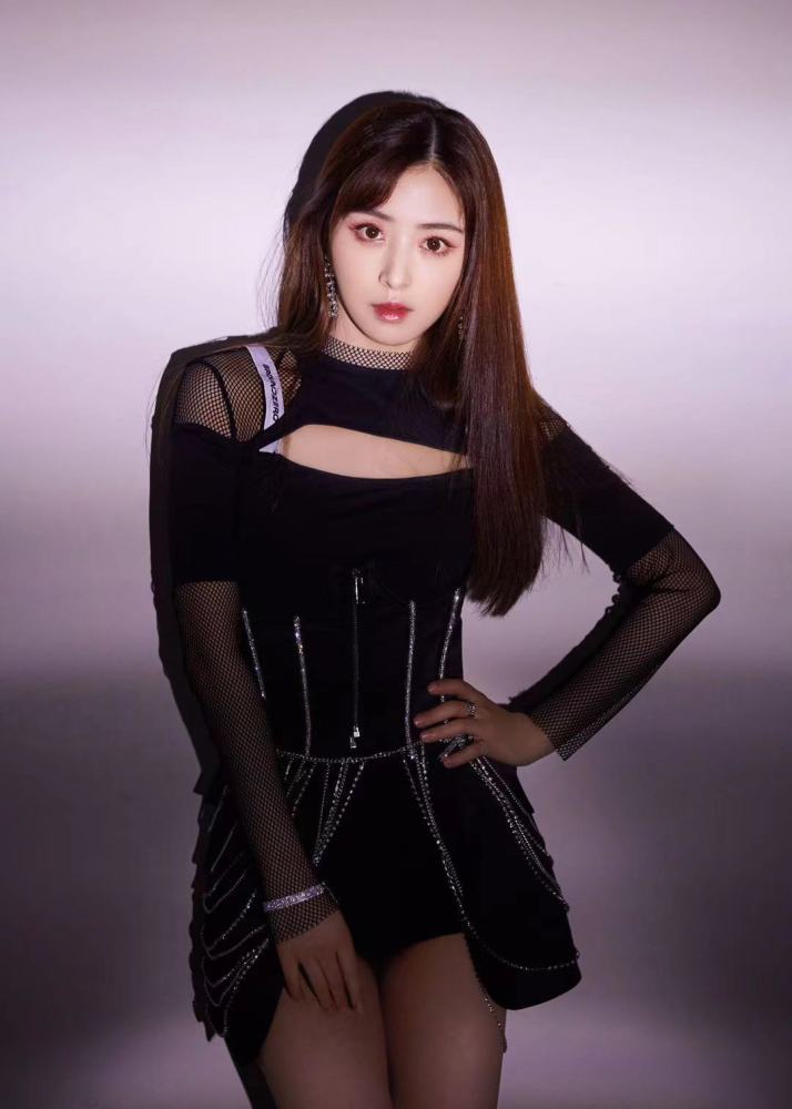 张含韵穿搭厉害了黑色系连衣裙搭配玫红色妆容特有网红范儿