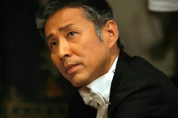 65岁陈道明白发苍苍打高尔夫给千元小费被指要求高脏话多