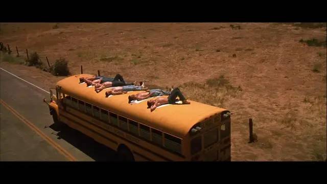 食人怪23年出现一次,遇到学生郊游,把整辆校车当成肉罐头——《惊心