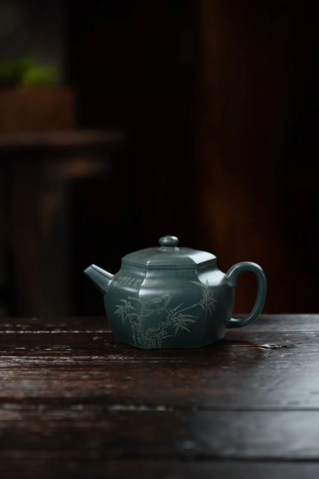 【名称】六方井泉壶【泥料】民国绿泥【容量】350cc  14孔出水【作者