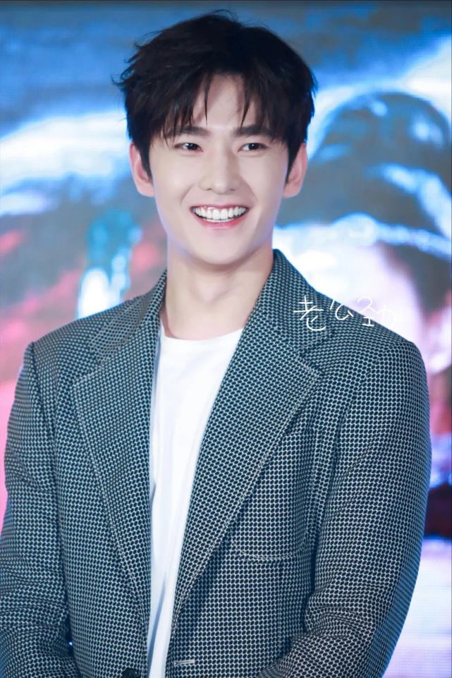 杨洋的粉丝吐糟化妆师,杨洋回怒粉丝,我就长这样,不爱看就取关