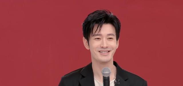 黄晓明入场时,全场姐姐都在鼓掌欢呼,李菲儿的反应却有些特殊