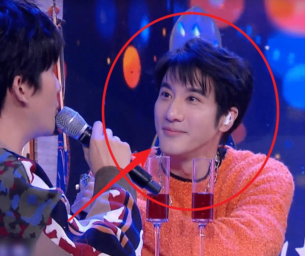 44岁王力宏和王一博同框镜头展现真实颜值这确定有21岁的差距